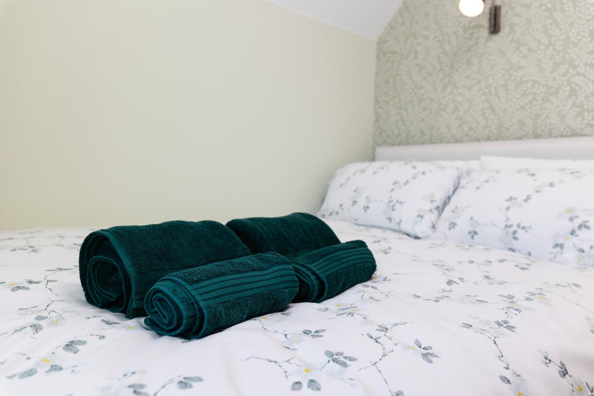 One Bridge End Apartment Певънси Екстериор снимка